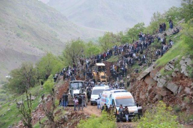 Zap'a Uçan Kamyonet Ve Içindeki 5 Kişinin Cesetleri Bulundu (2)