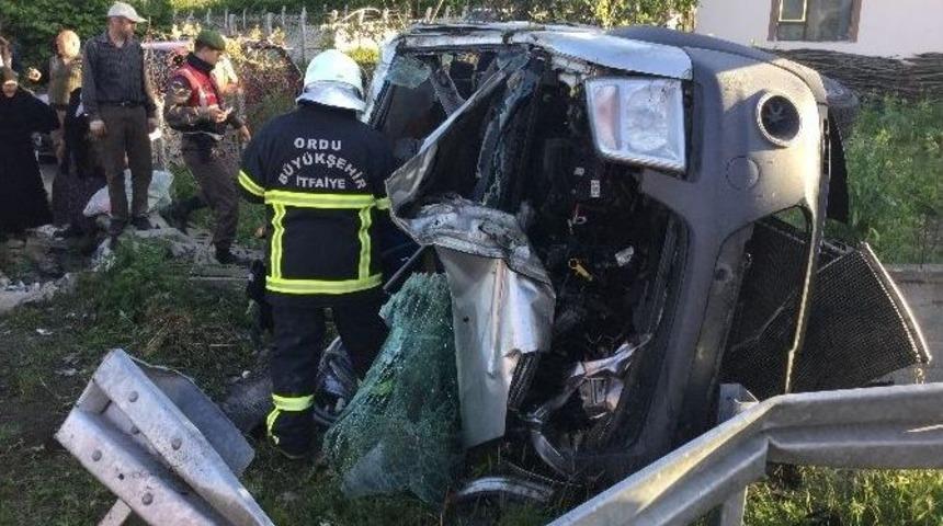 Hurdaya D&ouml;nen Ara&ccedil;tan Yaralı Kurtuldular