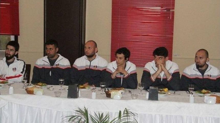 Büyükşehir Belediyesi’nden Sporculara Moral Yemeği