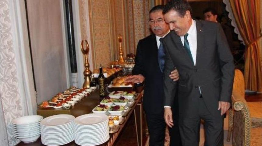 Bakan Yılmaz, Idef Fuarına Katılanların Onuruna Akşam Yemeği Verdi