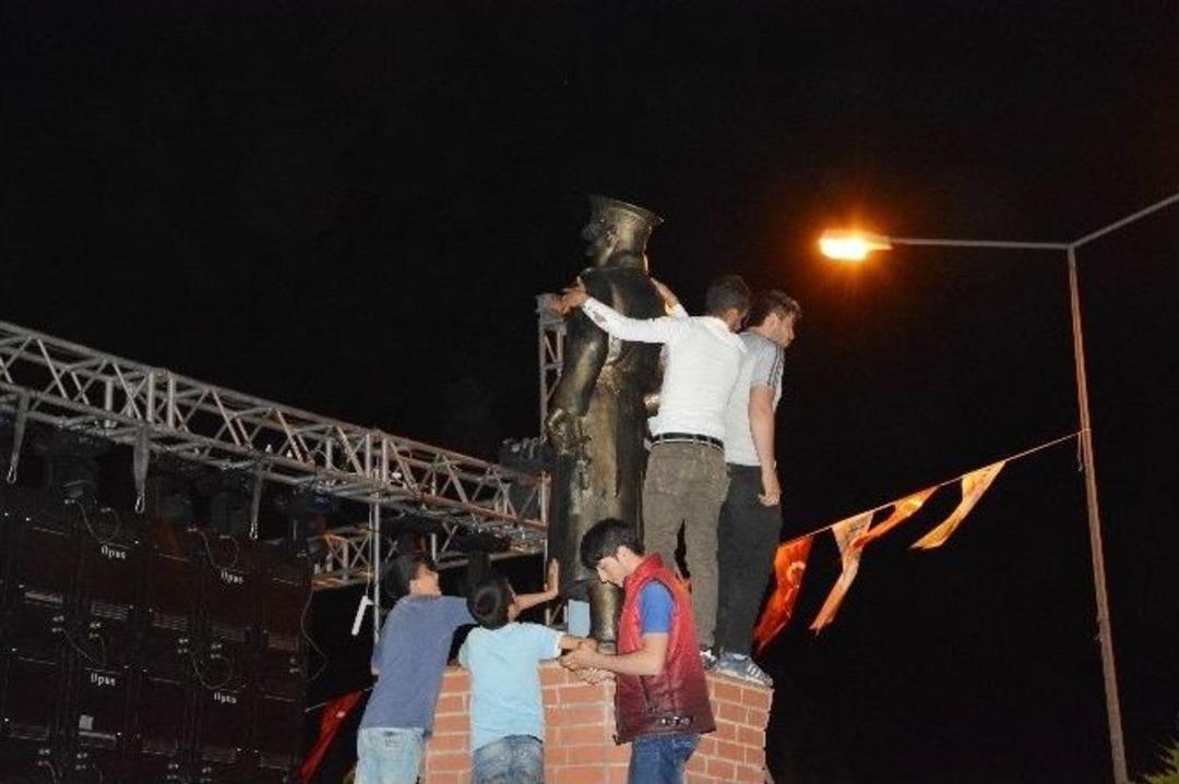 Mustafa Ceceli Konserinde Olaylar &Ccedil;ıktı