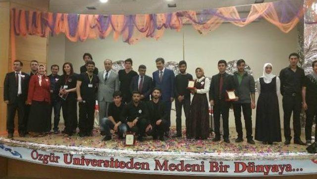 Üniversitede Türkçe Ve Kürtçe Türkü Yarışması