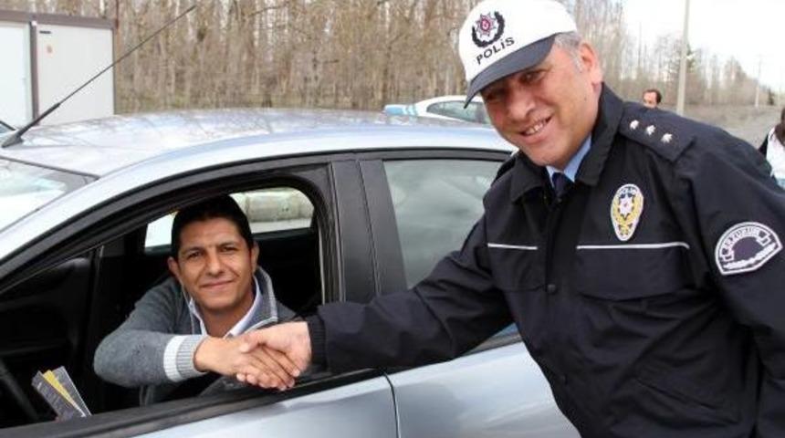 Erzurum'da &Ouml;ğrencilerle Emniyet Kemeri Denetimi