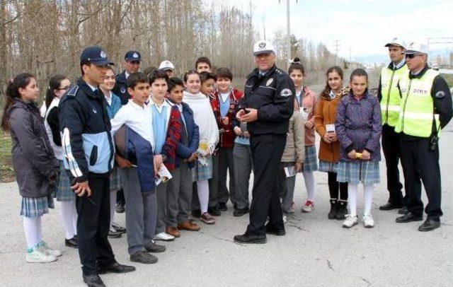 Erzurum'da Öğrencilerle Emniyet Kemeri Denetimi