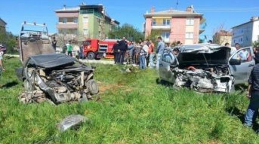 H&uuml;y&uuml;k&rsquo;te Trafik Kazası: 3 Yaralı