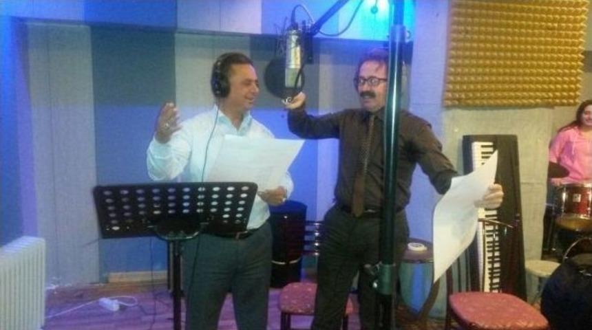 Belediye Başkanı St&uuml;dyoya Girerek T&uuml;rk&uuml; S&ouml;yledi