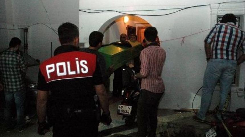 Evinin &Ouml;n&uuml;nde &Ouml;l&uuml; Bulundu