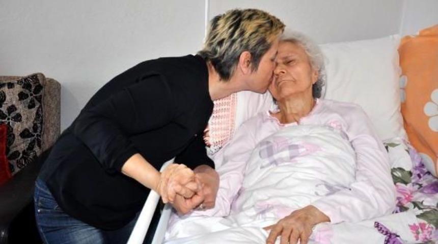 Ameliyatta Fel&ccedil; Olan Annesini Hayata Bağladı