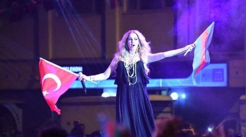 T&uuml;rk Ve Azeri Sanat&ccedil;ılar Tarsusluları Coşturdu