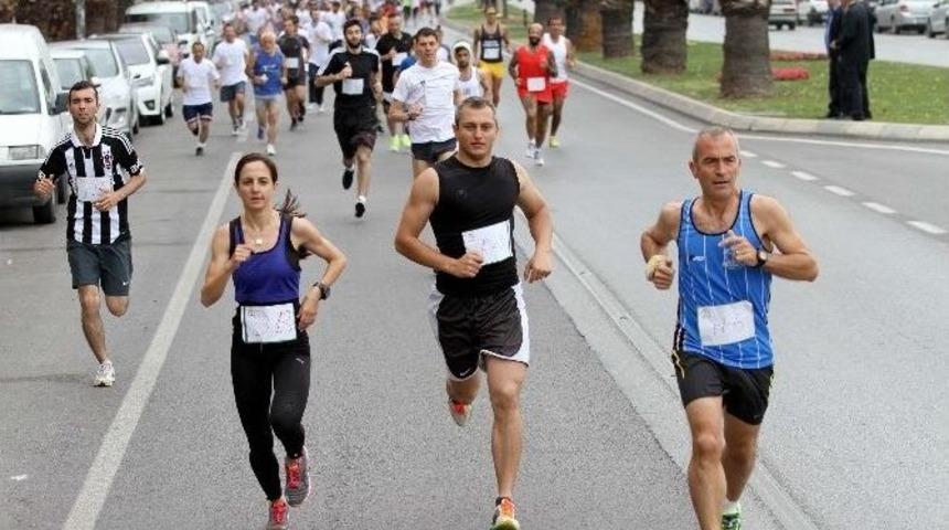 İzmir&rsquo;de Anneler G&uuml;n&uuml;ne &Ouml;zel &rsquo;z&uuml;beyde Hanım&rsquo; Koşusu