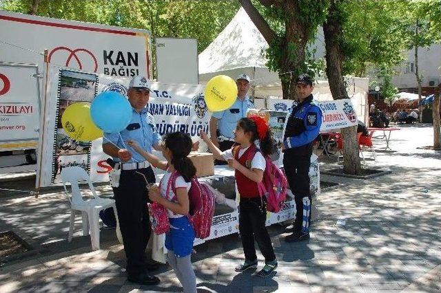 Demokrasi Parkında Trafik Bilgilendirme Standı Açıldı