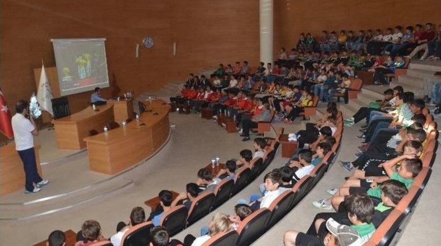Akhisar Belediyespor Alt Yapı Futbolcularına Oyun Kuralları Anlatıldı