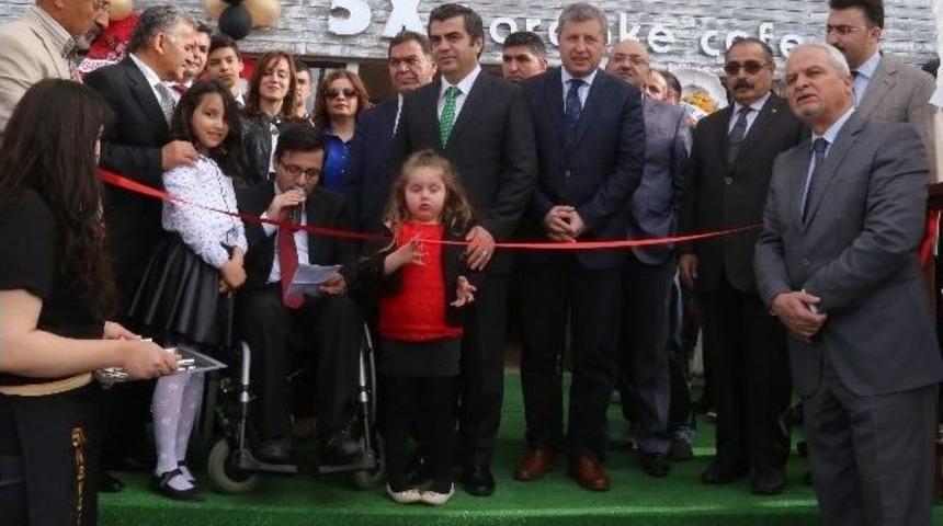 Vali D&uuml;zg&uuml;n, Engelli Vatandaşı Kafe A&ccedil;ılışında Yalnız Bırakmadı