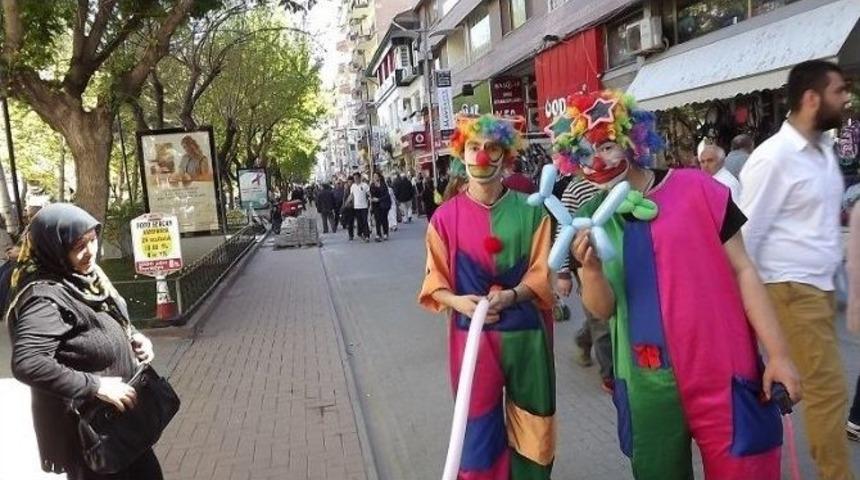 Palya&ccedil;o Kıyafetli &Uuml;niversite &Ouml;ğrencileri