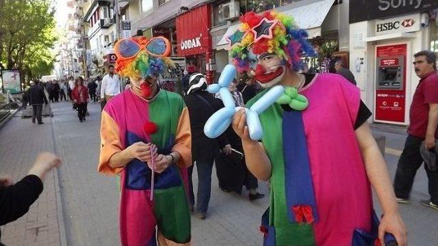 Palya&ccedil;o Kıyafetli &Uuml;niversite &Ouml;ğrencileri 3