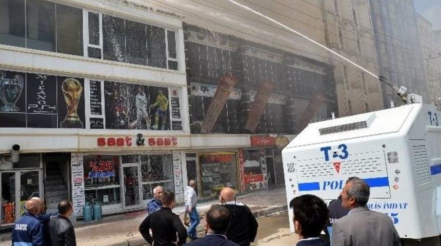 Toma Bu Kez G&ouml;stericilere Değil Yangına M&uuml;dahale Etti