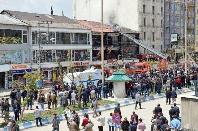 Toma Bu Kez Göstericilere Değil Yangına Müdahale Etti