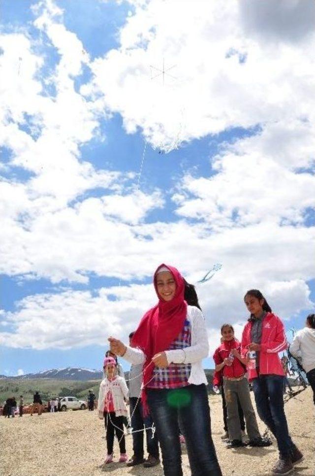 Ekinözü’nde Hıdırellez Sevinci, Uçurtma Şenliği İle Birleşti