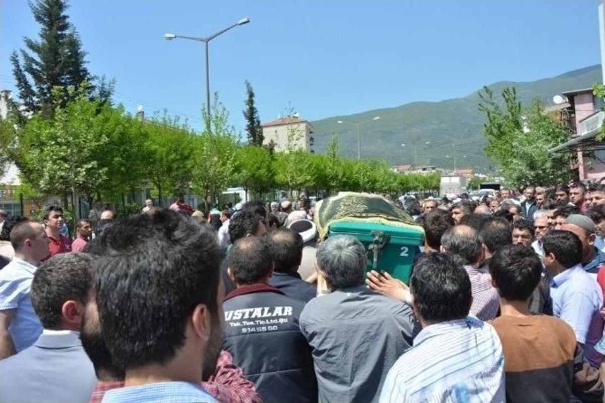 Servis Altında Kalan Minik Melisa G&ouml;zyaşları Arasında Toprağa Verildi