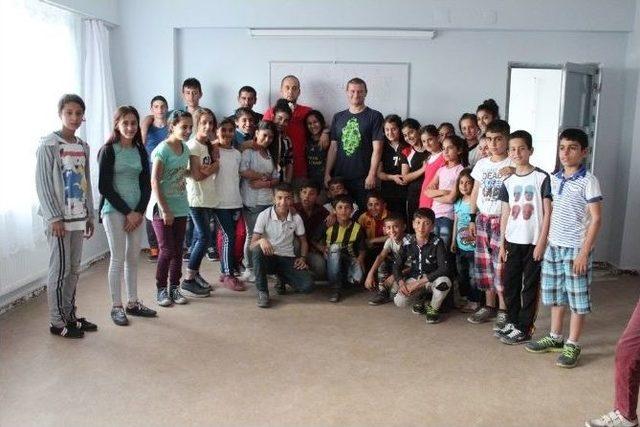 Fenerbah&ccedil;eli Yıldızdan Silopi&rsquo;ye Spor Malzemesi Desteği 3