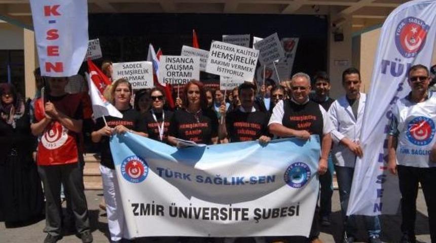 Siyah Giyen Hemşireler Iş Y&uuml;k&uuml;n&uuml; Protesto Etti