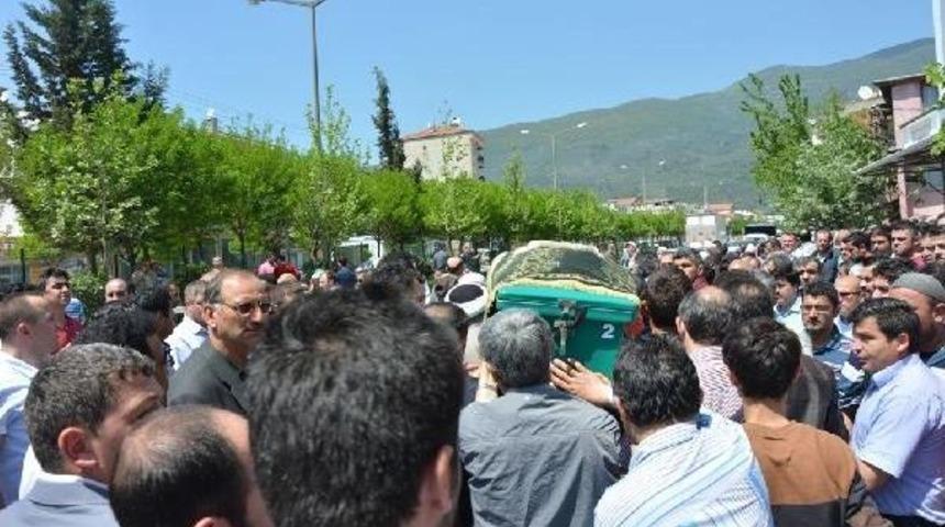 Servis Minib&uuml;s&uuml;n&uuml;n Altında Can Veren Melisa, G&ouml;zyaşlarıyla Uğurlandı