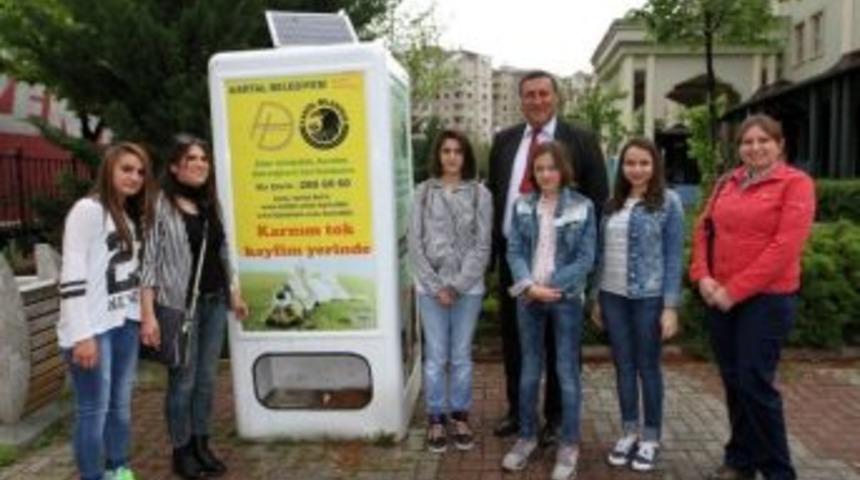 Akıllı D&ouml;n&uuml;ş&uuml;m İle Sokak Hayvanlarına Mama