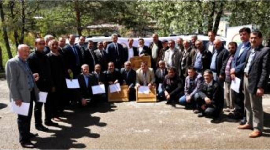 G&uuml;m&uuml;şhane&rsquo;de Arıcılığa Kovan Altlığı Desteği