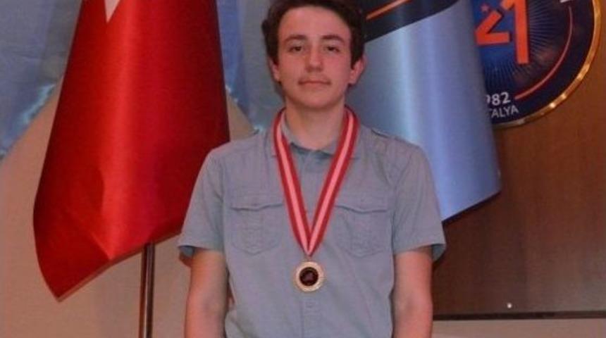 Şehzade Mehmet Koleji Bilim Olimpiyatında Altın Madalya Kazandı