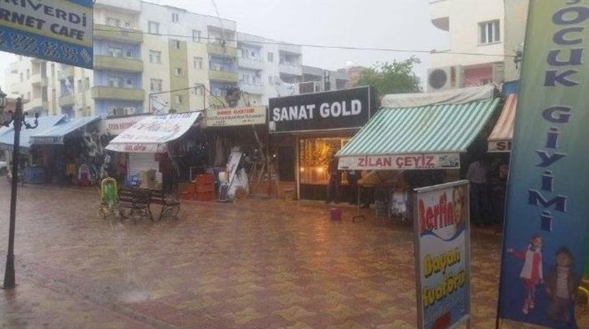 İdil&rsquo;de Dolu Yağışı Hayatı Olumsuz Etkiledi