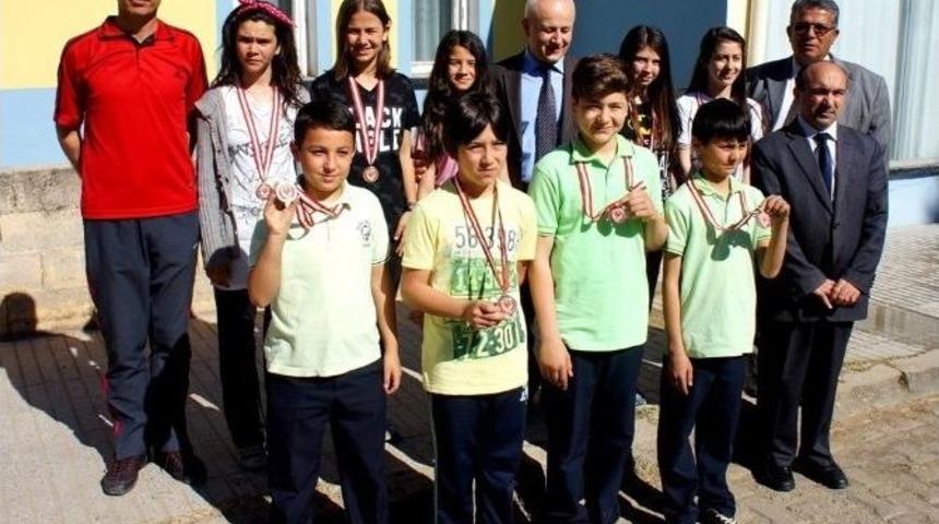 Sarıg&ouml;l&rsquo;de Kursiyerlere Madalyaları Verildi