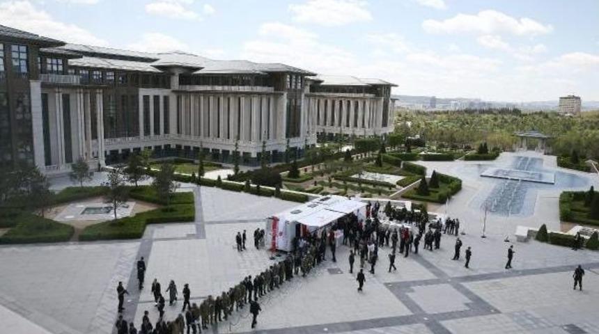 Kan Bağışı &Ccedil;adırı Ve Otob&uuml;s&uuml;n&uuml; Ziyaret Eden Cumhurbaşkanı Erdoğan Kan Bağışında Bulunamadı