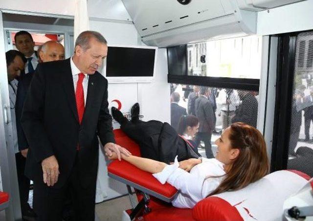 Kan Bağışı Çadırı Ve Otobüsünü Ziyaret Eden Cumhurbaşkanı Erdoğan Kan Bağışında Bulunamadı