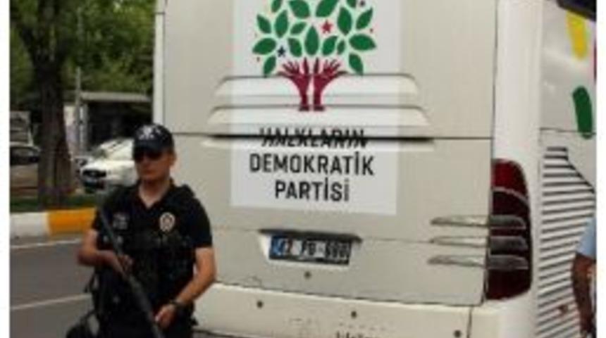 Hdp&rsquo;nin Diyarbakır&rsquo;daki Yeni Se&ccedil;im Otob&uuml;s&uuml; &ldquo;42&rdquo; Plaka