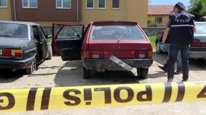 Otomobilde Kafası Sıkışan &Ccedil;ocuk Son Anda Kurtarıldı