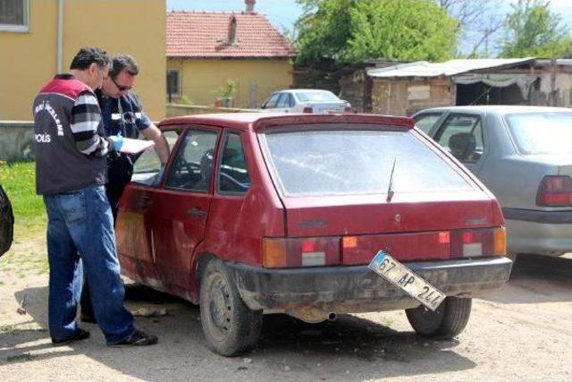 Otomobilde Kafası Sıkışan &Ccedil;ocuk Son Anda Kurtarıldı 1