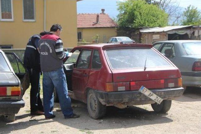 Otomobilde Kafası Sıkışan &Ccedil;ocuk Son Anda Kurtarıldı 2