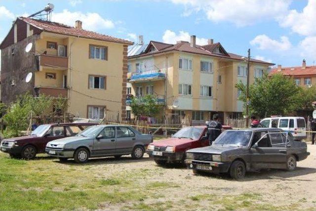 Otomobilde Kafası Sıkışan &Ccedil;ocuk Son Anda Kurtarıldı 3
