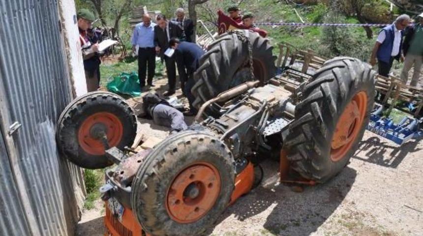 Takla Atan Trakt&ouml;r&uuml;n Altında Kalan &Ccedil;ift&ccedil;i &Ouml;ld&uuml;