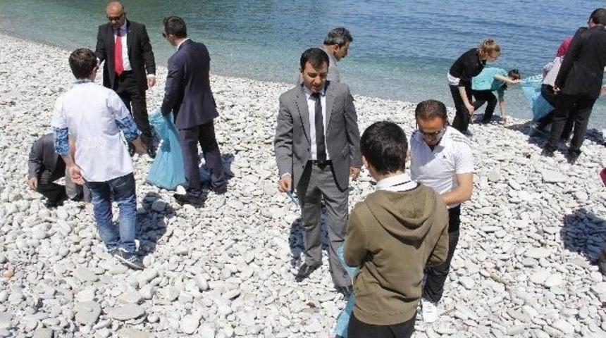 &Ouml;ğrenciler Ginolu Karadeniz Koyunda Temizlik Yaptı