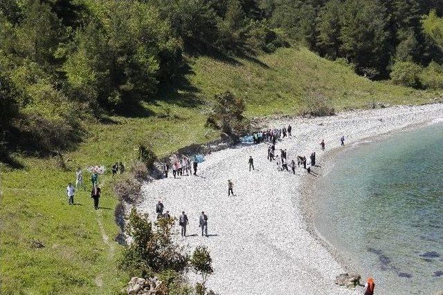 Öğrenciler Ginolu Karadeniz Koyunda Temizlik Yaptı
