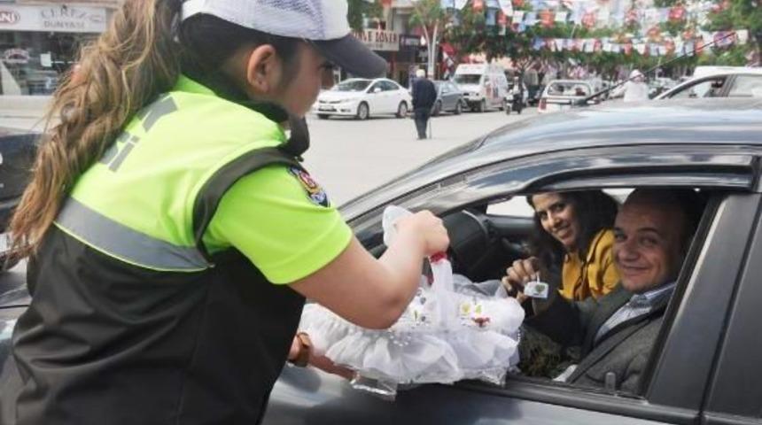 Trafik Polisinden S&uuml;r&uuml;c&uuml;lere Lokum Ikramı
