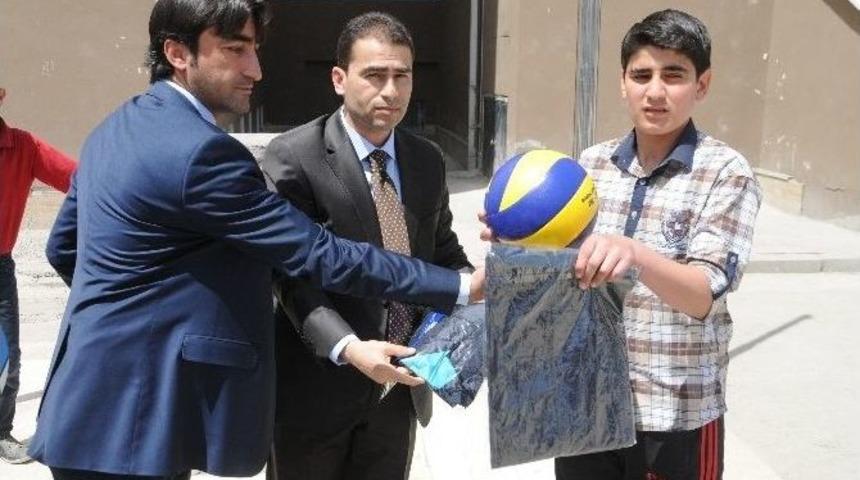 Menderes İlk&ouml;ğretim Okulu&rsquo;na Spor Malzemesi Desteği