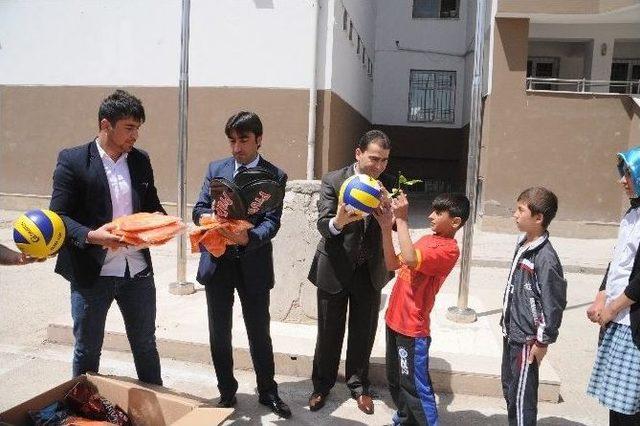 Menderes İlk&ouml;ğretim Okulu&rsquo;na Spor Malzemesi Desteği 1