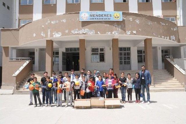 Menderes İlk&ouml;ğretim Okulu&rsquo;na Spor Malzemesi Desteği 2