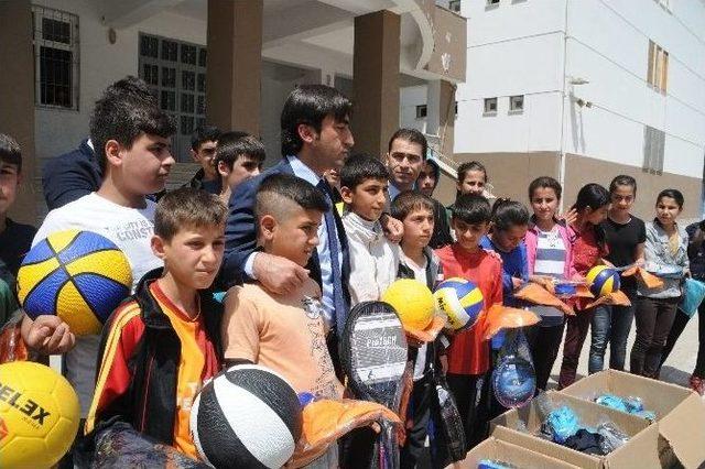 Menderes İlk&ouml;ğretim Okulu&rsquo;na Spor Malzemesi Desteği 3