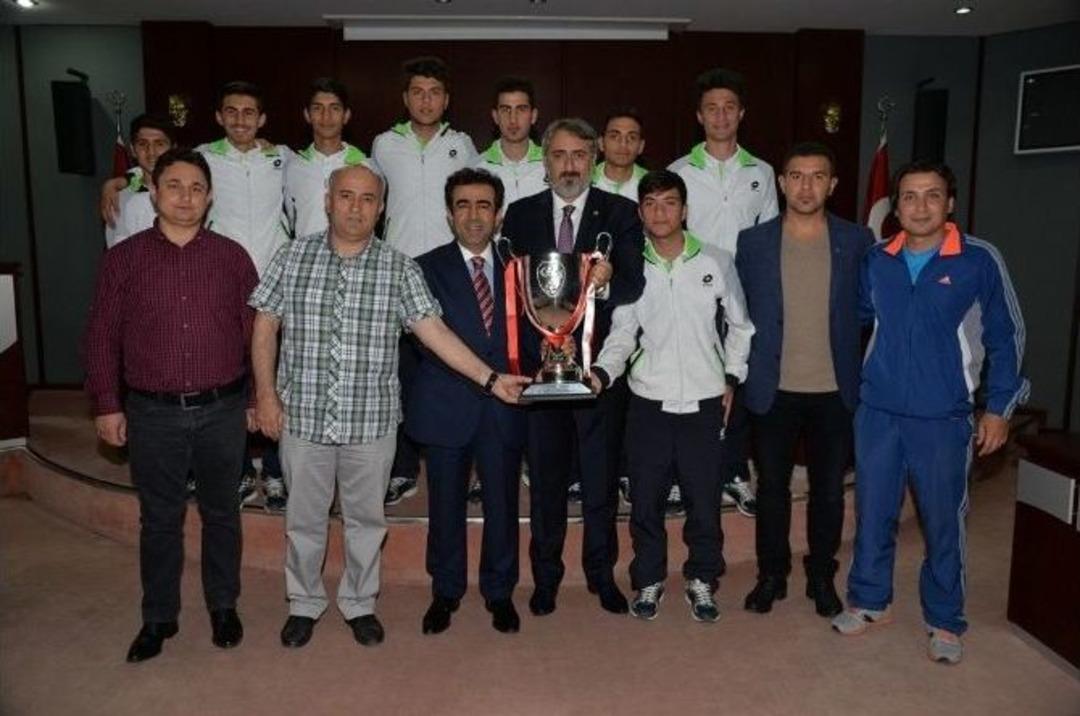 Vali G&uuml;zeloğlu, Stk Temsilcileri İle Dernek Y&ouml;neticilerini Ağırladı