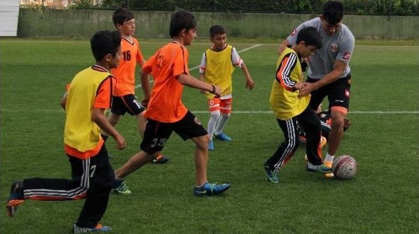 Minik Adanasporlular Tiago Ve Samican İle Futbol Oynadı