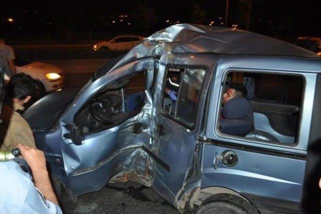 Hafif Ticari Ara&ccedil; Ağaca &Ccedil;arptı: 1 i Ağır 3 Yaralı 2