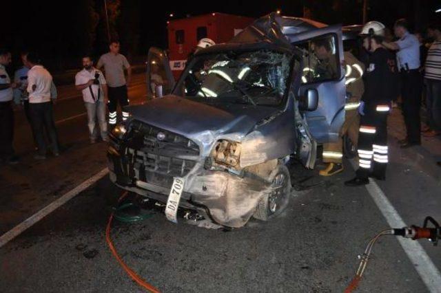 Hafif Ticari Ara&ccedil; Ağaca &Ccedil;arptı: 1 i Ağır 3 Yaralı 3